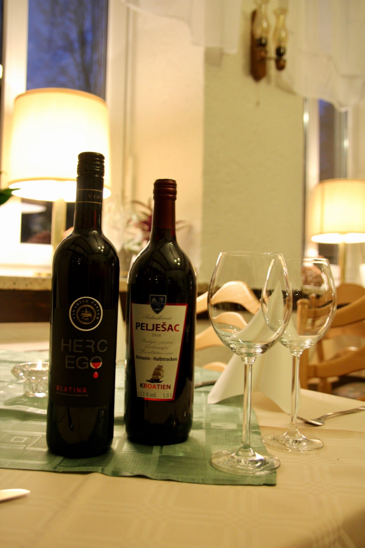 Wein am gedeckten Tisch