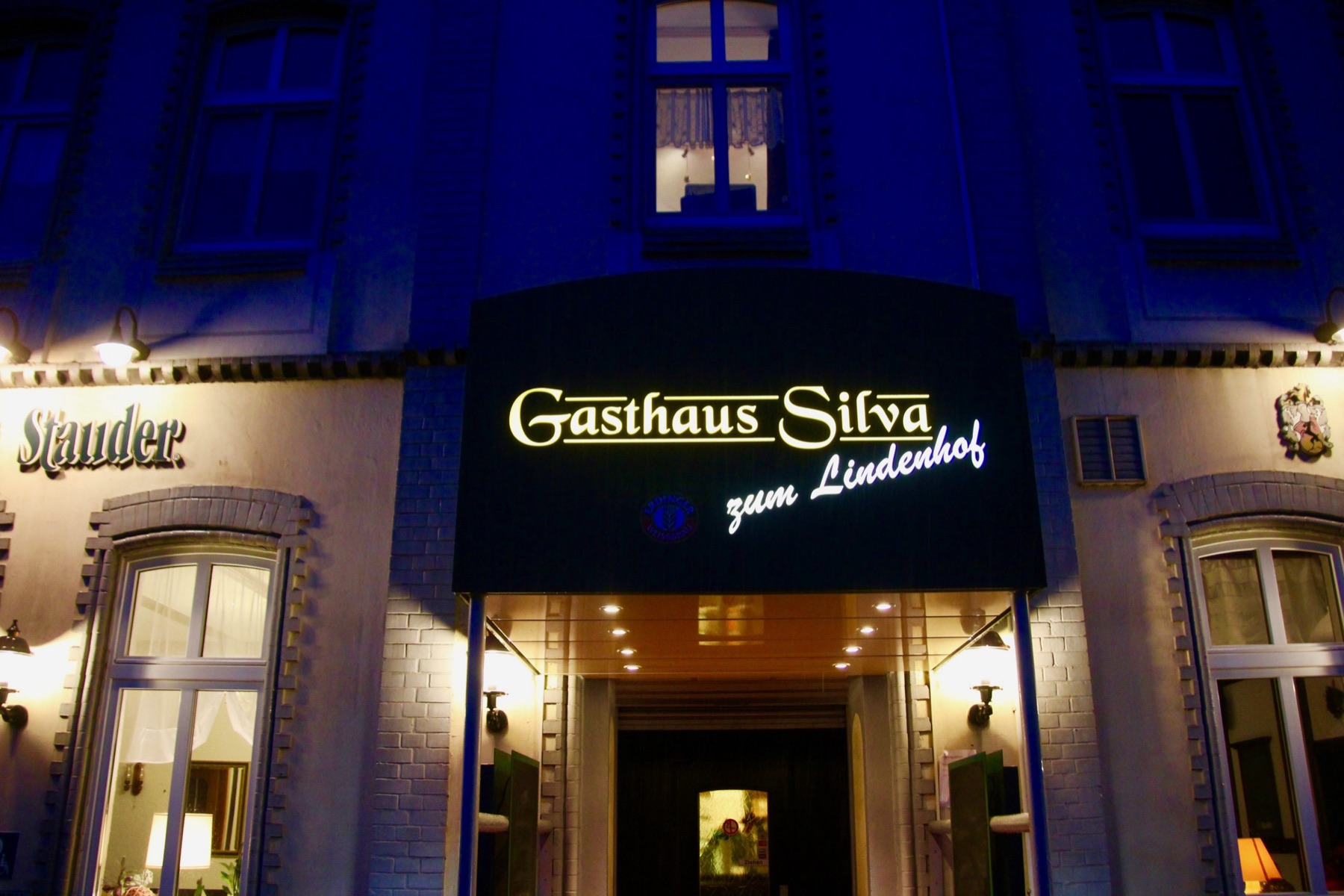 Eingang des Gasthaus Silva zum Lindenhof am Abend